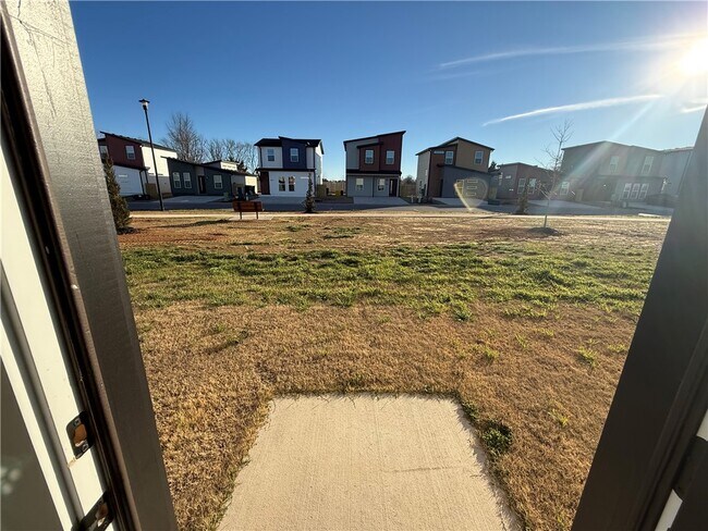 Building Photo - 831 States Ave