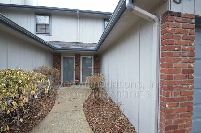 Building Photo - 311 NE Timbercreek Dr