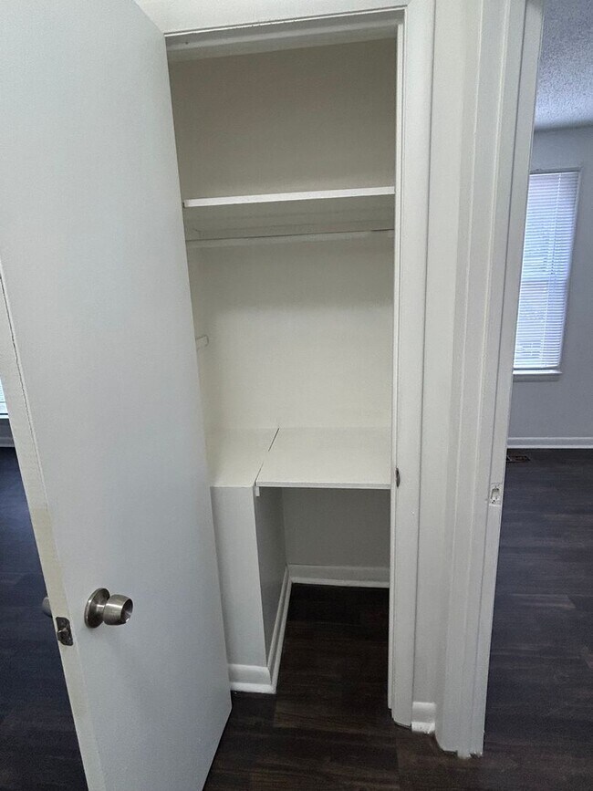 Building Photo - 4762 Trenton Dr