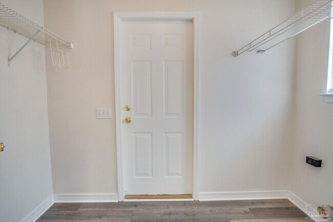 Building Photo - 2029 Shadow Lake Dr
