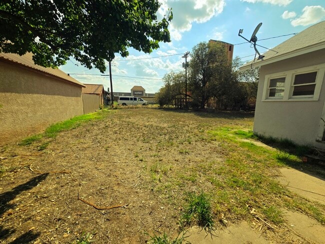 Building Photo - 312 S Avenue B