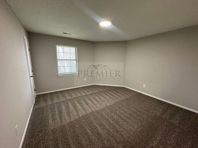 Building Photo - 3562 NE Independence Ave