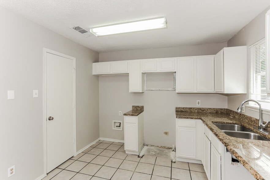 Building Photo - 4530 Lizzy Dr