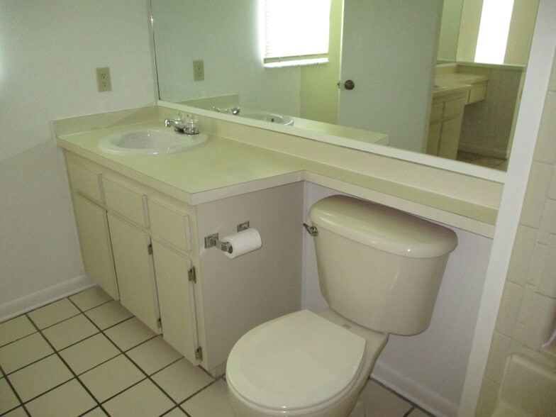 Building Photo - 3006 Annadale Cir