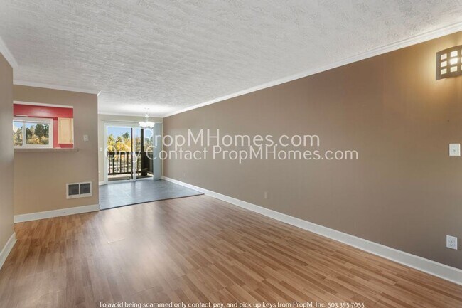 Building Photo - SW Portland Two Bedroom Condo In The Heart Of Burlingame!