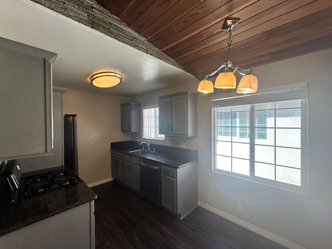 Building Photo - Beautiful 2BD/2BA W/ A/C and Reserved Parking in Normal Heights!