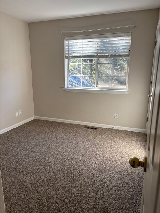 Building Photo - 3 BR/2.5 BA Townhouse