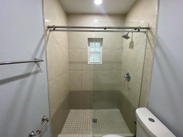 Building Photo - 2 bedroom 1 Bath Home - Utilities Included