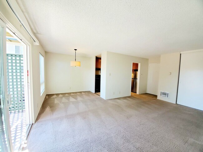 Building Photo - Spacious, sunny Woodlake Condo