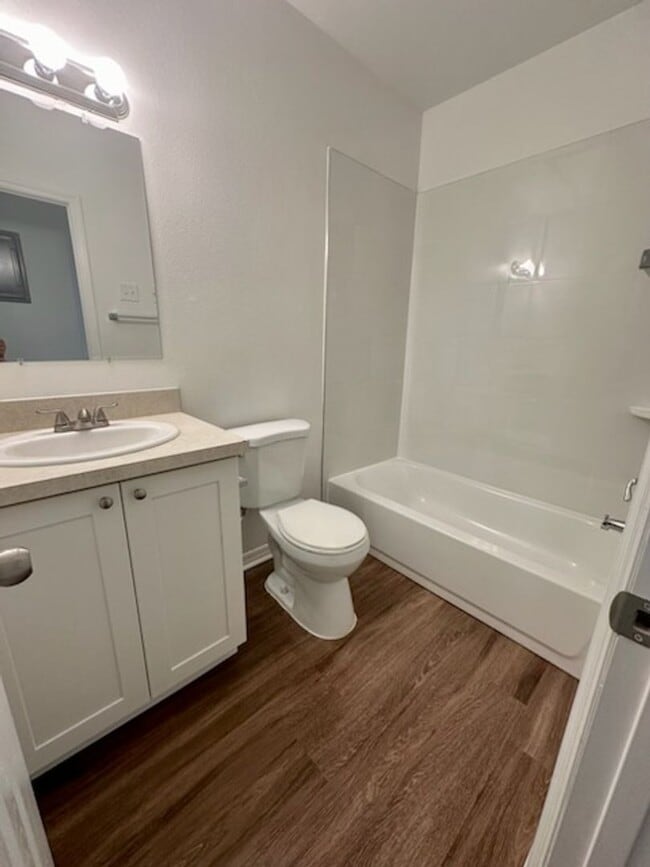 Building Photo - 1 BEDROOM 1 BATH SUITE