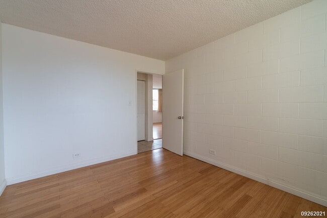 Building Photo - Salt Lake 1 BR/1BA Condo with 1 ASSIGNED P...