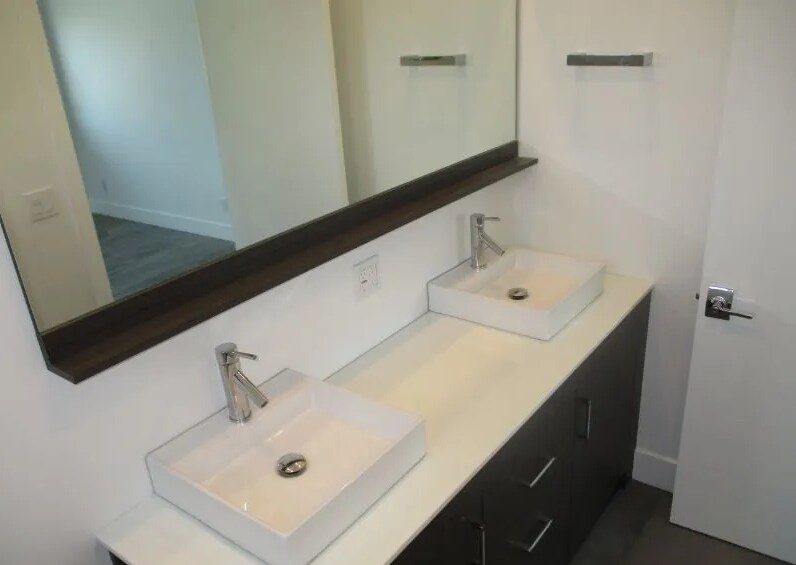 Building Photo - 1211 N Mariposa Ave