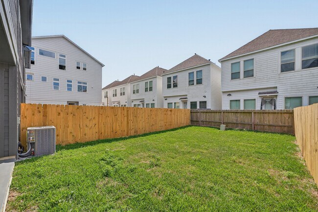 Building Photo - 305 Marcella St