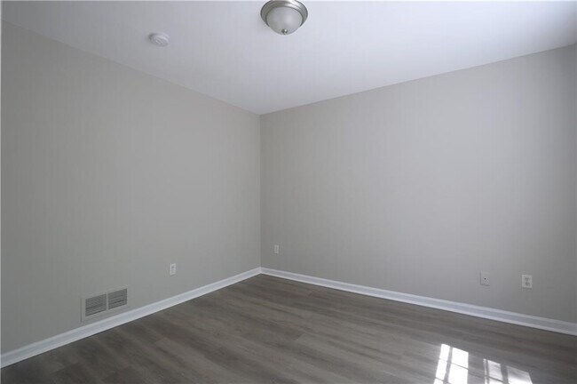 Building Photo - 4732 Valley Dale Dr SW