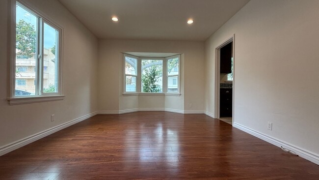 Building Photo - 304 E Valencia Ave