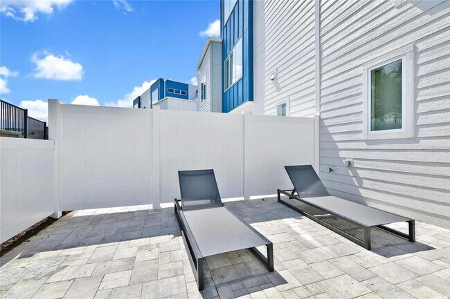 Building Photo - 7740 Sandy Ridge Dr