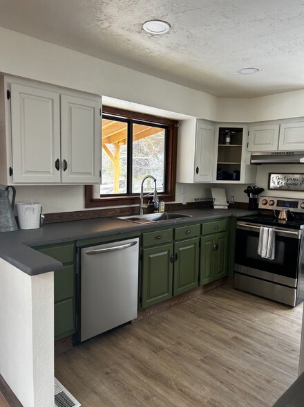 Building Photo - 136 E Sumac Dr