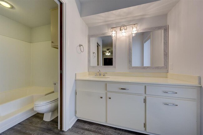 Building Photo - 2452 Country Club Dr