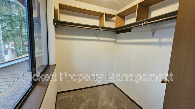 Building Photo - 5401 Pineridge Dr NE