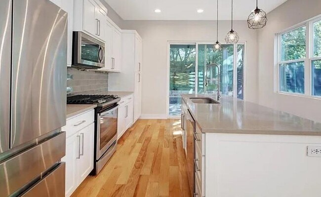 Building Photo - 1211 Cometa St