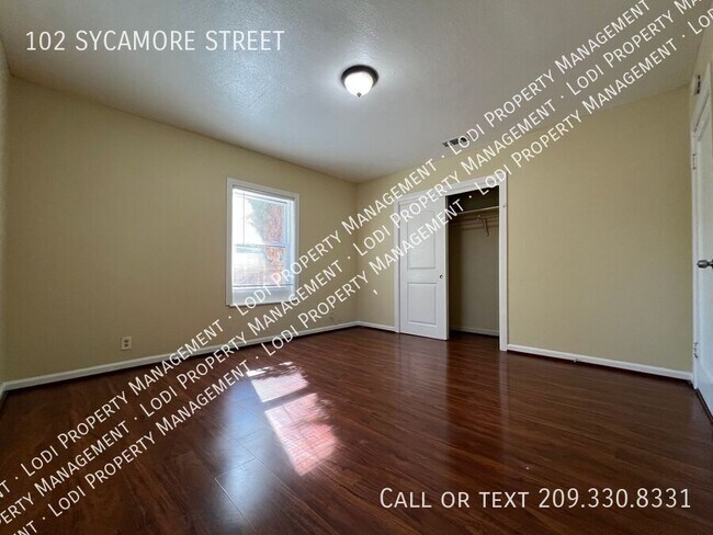 Building Photo - 102 Sycamore St