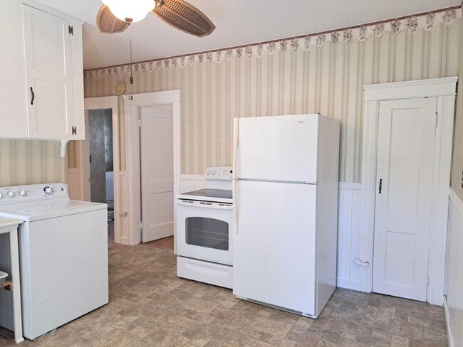 washer, flat top stove, fridge - 127 Malvern Rd