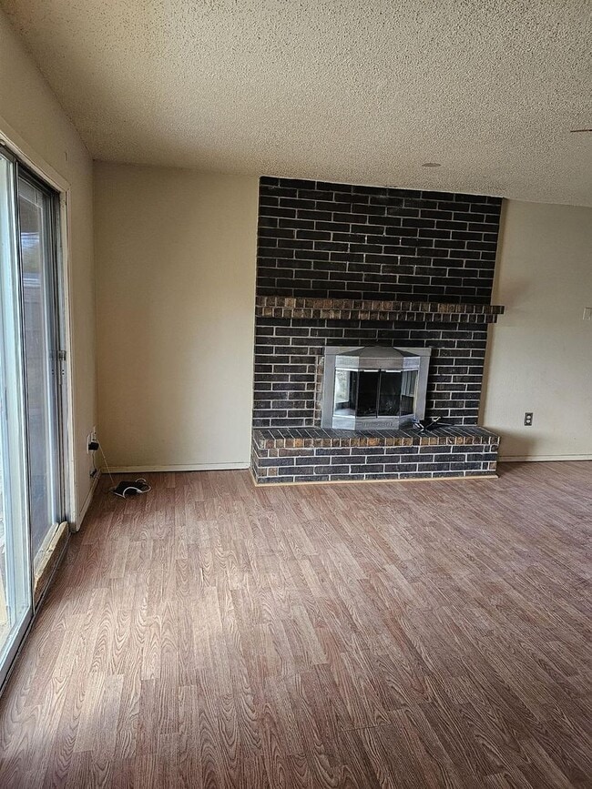 Building Photo - Spacious Newly Remodeled 3 Bed! Sandia Sch...