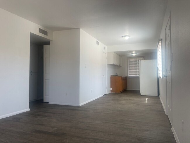 Building Photo - 48th St and Broadway,Single story 2 bed, 1...