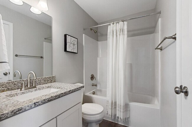 Building Photo - Beautiful 3 Bedroom, 2.5 Bath Townhome in ...