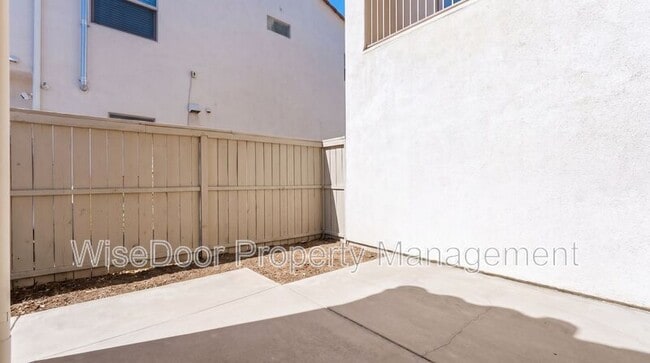 Building Photo - 1087 Waterfall Way