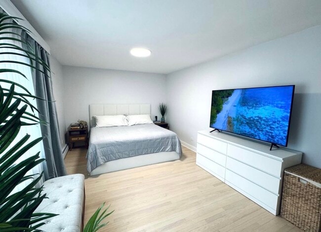 Building Photo - 952 E Old Willow Rd