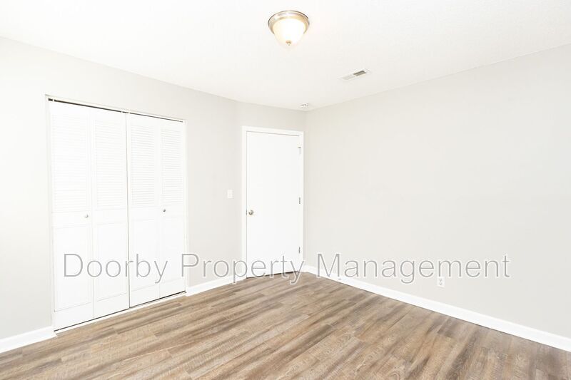 Building Photo - 901 Forest Dale Ln