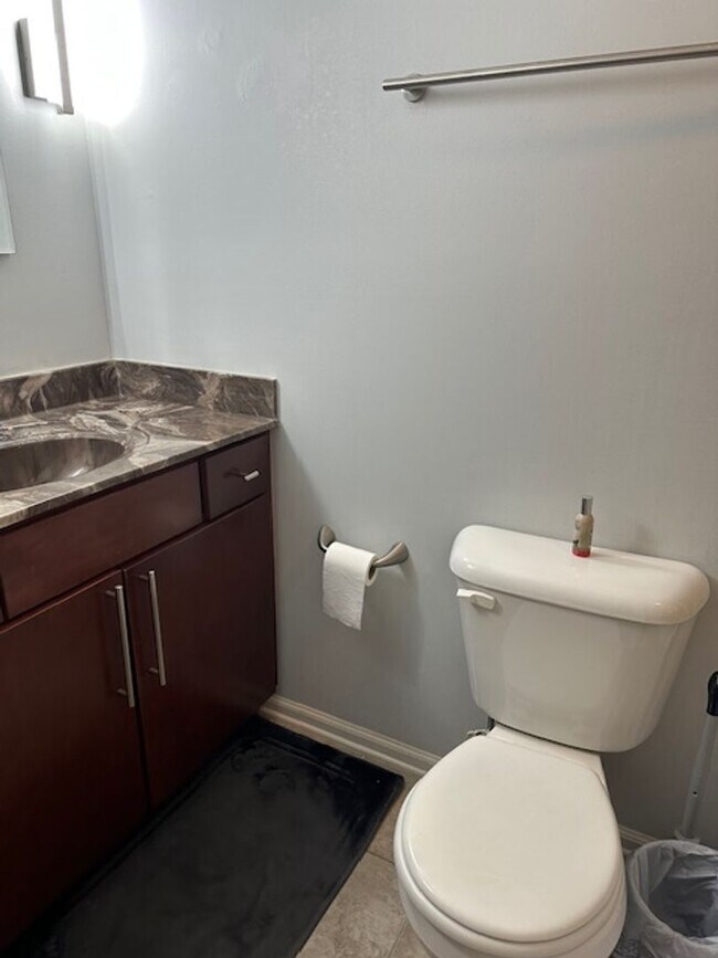 Building Photo - COMING SOON! Attractive Condo, Lots of Upgrades! Walk to UK! W/D, Off-Street Parking