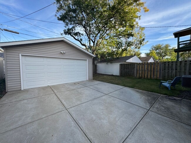 Building Photo - 2115 Lewis Dr