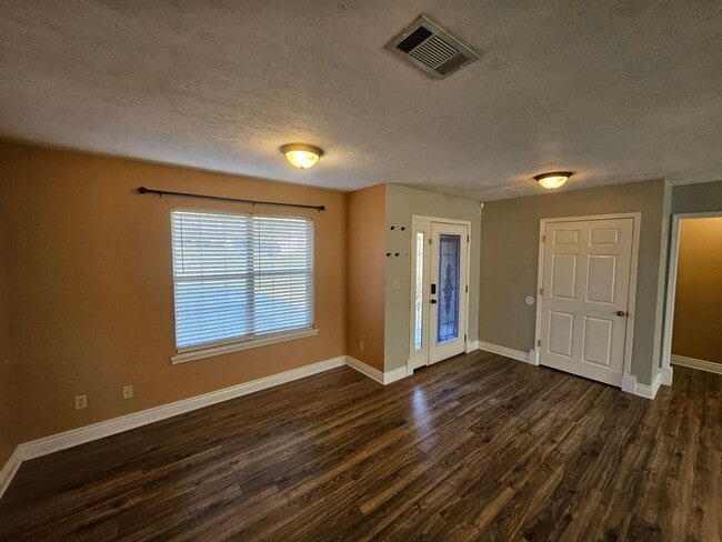 Building Photo - 2018 Hickory Dr