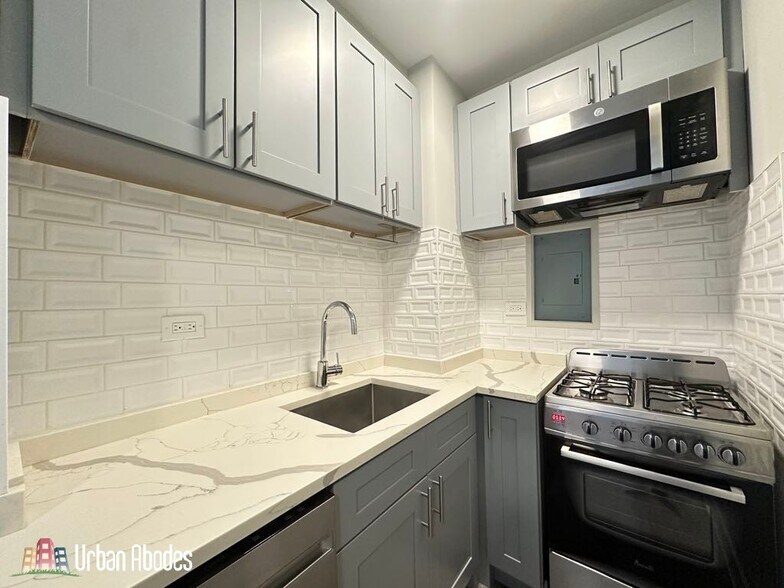 Building Photo - 535 W Belmont Ave