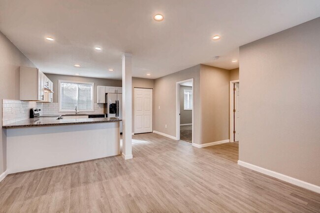 Building Photo - Remodeled Garden Level Unit in a Prime Location