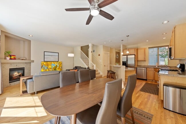 Building Photo - 3Bd/2.5Ba Kirkland Townhouse