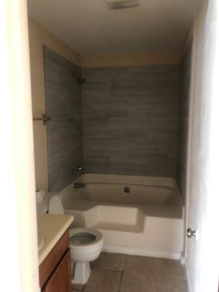 Building Photo - 5216 Cross Creek Dr