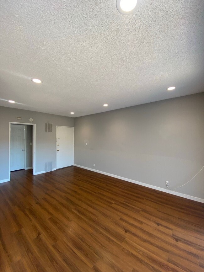 Building Photo - 1411 College View Dr