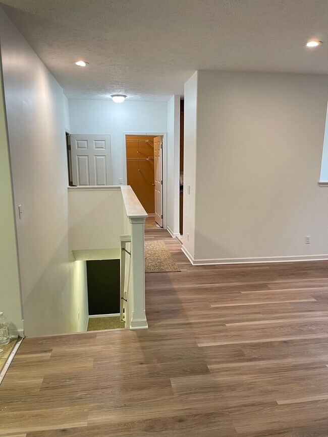 Building Photo - Spacious home in super nice neighborhood in Northwest Omaha
