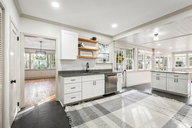 Building Photo - 2014 Golf Terrace Dr