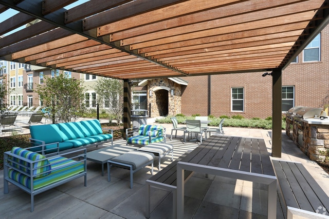 Building Photo - 700 E Algonquin Rd