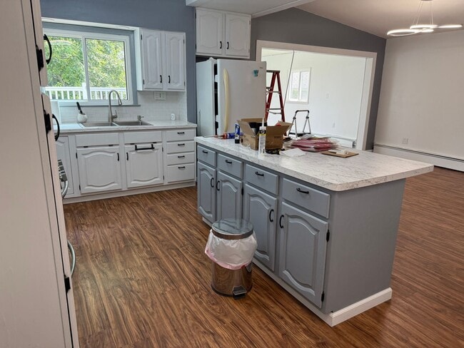Building Photo - 3 bedrooms, 2 bathrooms, fenced in yard, e...