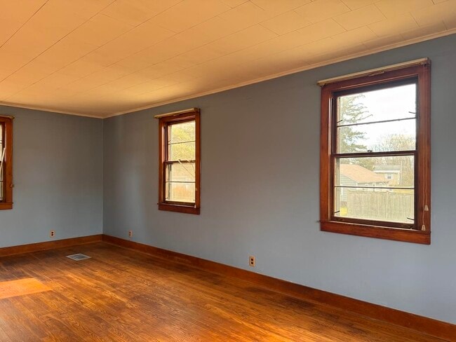 Building Photo - 814 Brattleboro Rd