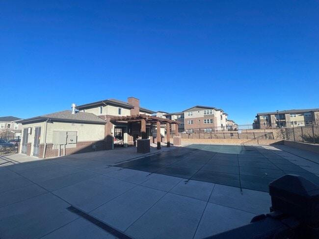 Building Photo - Townhome with great access to shopping, restauraunts and more!