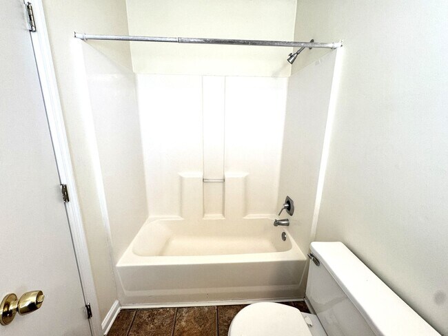 Building Photo - Adorable Duplex- Fenced Yard!