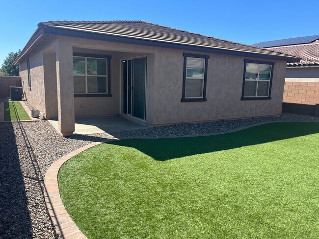 Building Photo - 14052 W Valentine St