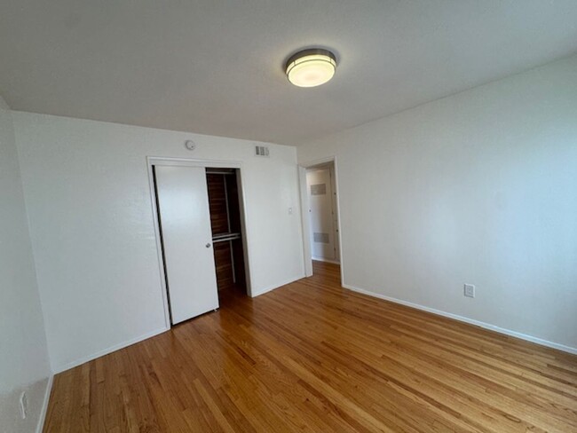 Building Photo - Charming Meets Modern – Renovated 2 Bed / ...