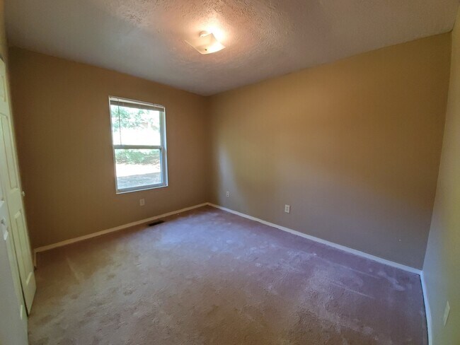 Building Photo - 4 Bedroom Available in July